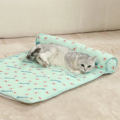 Chat allongé sur le tapis rafraîchissant FreshPet bleu anti-chaleur pour chats et chiens