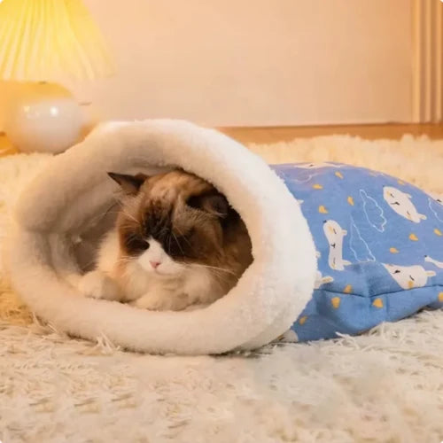 Chat confortablement installé dans le panier cocooning ultra doux Cocon Zen Patounes