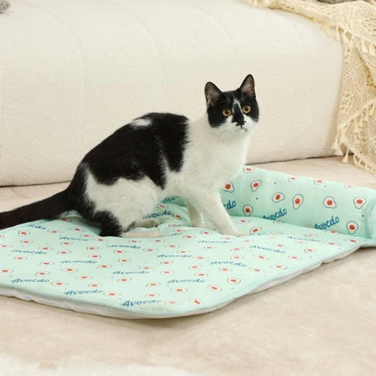 Chat allongé sur le tapis rafraîchissant FreshPet bleu anti-chaleur pour chats et chiens