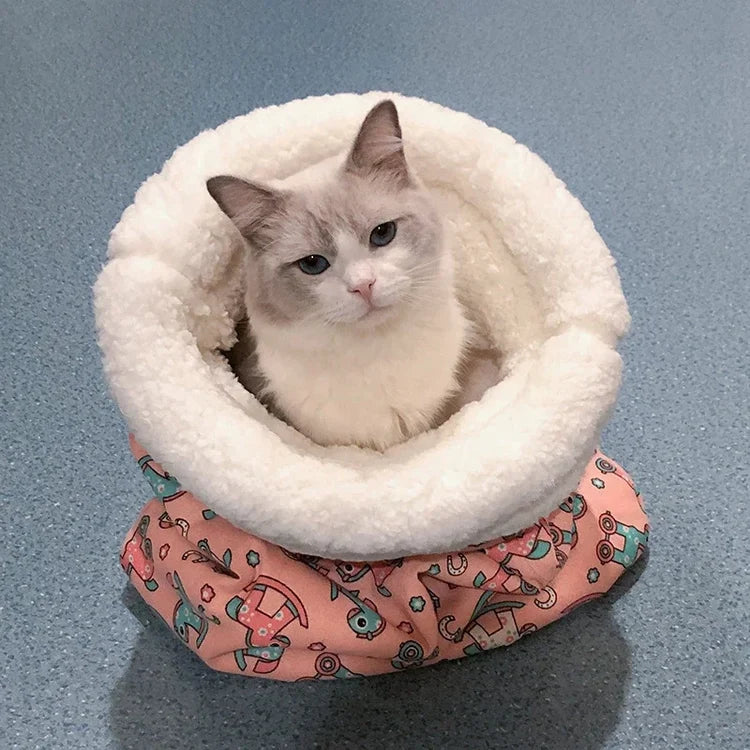 Chat confortablement installé dans le panier cocooning ultra doux Cocon Zen Patounes