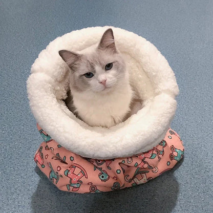 Chat confortablement installé dans le panier cocooning ultra doux Cocon Zen Patounes